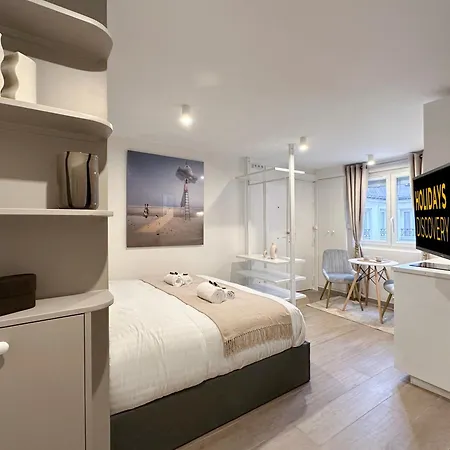 Apartment Unique In Madelaine!
